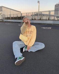 Converse Verdes, Beach Post, Yellow Clothing, Cute Skirt Outfits, Pink Instagram, Aesthetic Fits, Yellow Outfit, Tomboy Style Outfits