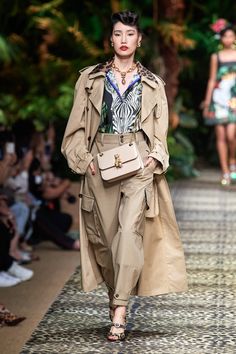 Dolce & Gabbana Spring 2020 Ready-to-Wear collection, runway looks, beauty, models, and reviews. Dolly Fashion, Vogue Russia, Womens Fashion For Work