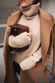 Camel Sweater, Winter Mode Outfits, White Leather Boots, Teenage Outfits, Style Casual Chic, Beige Outfit, Turtle Neck Sweater, Style Inspiration Winter, Camel Coat