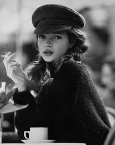 Kate Moss 90s, Moss Fashion, Kate Moss Style, Miss Moss, Early Photos, 90s Supermodels, Black And White Photograph, Cooler Look, Fashion Business