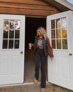 Rich Girl Outfits Casual Street Styles, Flare Pants With Uggs, Ankle Leggings Outfit, Comfy Flare Pants Outfit, Sweaters With Flare Leggings, Ae Flare Jeans Outfit, Thanksgiving Outfits Women Leggings, Thanksgiving Outfits With Leggings, Casual Comfy Thanksgiving Outfit