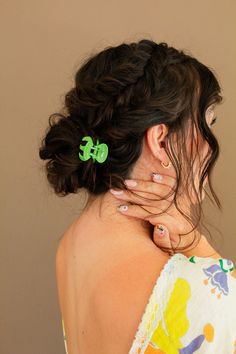 These claw clips are a must for your accessory bag! Every Andi claw clip is specifically made to hold your hair as cute as humanly possible, all day long. This claw clip comes in the cutest shades of bright pink, green, and cloudy greyish blue. It is a unique but adorable mini octopus shape. Pair this with your favorite sweats, date night dress, or work fit! 1.5 inches Mini Octopus, Bow Ponytail, Date Night Dress, Greyish Blue, Bandana Hairstyles, Claw Clips, Date Night Dresses, Branded Gifts, Wallet Accessories