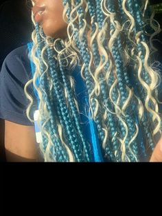 Coi Leray Braids Blonde, Blonde With Light Blue Highlights, Blonde Blue Braids, Blue Layered Braids, Blue Boho Knotless Braids, Blond And Blue Braids, Blue And Blonde Box Braids, Blonde And Teal Braids, Periwinkle Braids