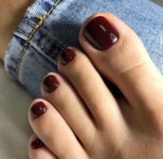 Pedicura en color vino tinto 😍 Pedicure Colors Pale Skin, Deep Red Pedicure, Maroon Toe Nails, Pedicure 2024 Trends, Maroon Pedicure, Dark Red Pedicure, Round Toe Nails, Dark Red Toe Nails, Burgundy Toe Nails