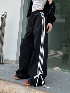 Racer Fashion, Baggy Pants Women, Costume Pants, Sweatpants Streetwear, Streetwear Korean, Sports Sweatpants, Sports Pants Women, Baggy Sweatpants, Women Y2k