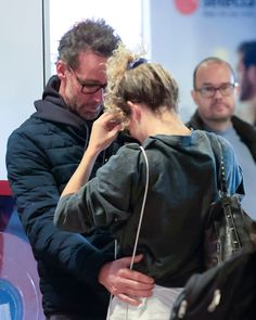 Álvaro Muñoz Escassi y Sheila Casas, ¡por fin están juntos! ❤️ Ella ha pasado la primera parte de la Navidad 🎄 en República Dominicana con sus padres y hermanos, entre ellos Mario y Óscar Casas, y él en Madrid con sus hijos.

La pareja protagonizó un apasionado reencuentro en el aeropuerto de Madrid lleno de besos, abrazos 🤗 y miradas de complicidad. El exjinete esperó paciente a Sheila y, una vez juntos, pusieron rumbo al asador El Molino, situado en Plaza de Castilla. 

#alvaromuñozescassi ...