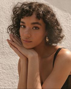 Tashi Rodriguez, Biracial Women, Curly Bangs, Miss U, Nude Makeup, Face Photography, Curly Hair With Bangs, Influencers Fashion, Photography Women