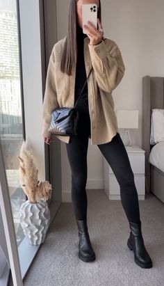 Oversized Sweater Outfit Leggings, Oversized Shirt With Leggings, Winteroutfits Chic, Fall California, Clothing Basics, Aesthetic Overalls, Australian Winter, Pumpkin Stand, Ireland Fashion