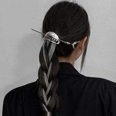 This shark metal chain hair clip has a high-end feel at the top, a niche and individuality, and is also a good choice for parties. It can be styled in seconds with daily hair. Metal Hair Accessories, Unique Hair Clip, Easy Bun Hairstyles, Sleek Hairstyles, Metallic Hair, Hair Sticks, Aesthetic Hair, Looks Style, Pretty Hairstyles