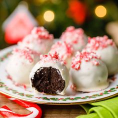 Peppermint Cream Cheese Oreo Cookie Balls Candy Bar Cheesecake, Peppermint Oreo Truffles, Cookie Cake Pops, Christmas Candy Treats, Cornflake Wreaths, Cream Cheese Balls, Christmas Flavors, Cream Cheese Cookie, Cream Cheese Oreo