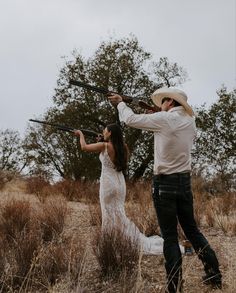 Country Wedding Pictures Ideas, Western Wedding Outside, Country Wedding Party Photos, Cute Country Wedding Ideas, Western Wedding Fall, Wedding Aesthetic Country, Country Wedding Bridal Party, Country Wedding Picture Ideas, Country Wedding Theme Ideas