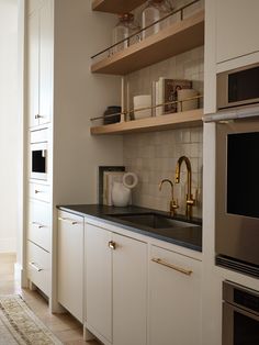 Designed by Clare Kennedy Interiors Photographed by Lindsay Brown Organic Modern Interior Design, Organic Modern Interior, Boutique Interior Design, Butler Pantry, Boutique Interior, Kitchen Inspo, Pantry Organization, Nashville Tennessee, Interior Design Firms