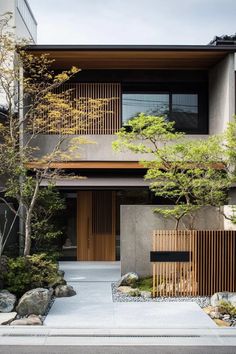 Japan Modern House Japanese Style, Japan House Design Modern, Japan Style House, Japanese Modern House Exterior, Japanese Exterior Design, Japanese Hallway, Japanese Facade, Japanese House Exterior, Japanese Kitchen Design