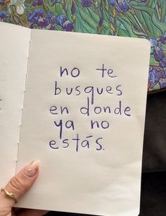 a person holding up a piece of paper that says no te busques en donde ya no estas