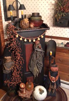 Pumpkins,witches, cupboards. Country Sampler Decorating Ideas, Diy Primitive Decor, Primitive Home Decorating, Crafty Witch, Primitive Halloween Decor, Primitive Fall Decor, Americana Home Decor