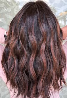 The Hair Color You Should Try This Fall According To Your Skin Tone. Learn what of this Fall's (Autumn) copper, chestnut, chocolate brown, dark or ash blondes, auburn, dark red, and brown tones are the best to wear be it in balayage or highlights according to your skin tone. #brownhair 