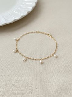 Please review the bracelet sizing guide below for the perfect fit! This dangly genuine Rice Pearl bracelet looks perfect for special occasions or can elevate any casual outfit. Each dangly Pearl is hand wrapped sensitive skin safe 14K Gold Filled or 925 Sterling Silver. Every bracelet comes with a small extender for adjustable sizing. You will feel sophisticated and chic when you put it on!  * 4mm freshwater Pearls * Dainty 14K Gold Filled or Sterling Silver Chain with a quality 14K Gold Filled or Sterling Silver spring clasp. * Choose your length (each bracelet comes with an additional .5 inch extender chain) Bracelet Sizing Guide: 5-6.5 inches = xtra small 6.5-7 inches = small 7-8 inches = medium 8 inches+ = large Each Bracelet is measured held taught from tip to end. Unsure what size to Cheap Pearl Drop Bracelets As Gift, Minimalist Pearl Jewelry, Pearl Bridal Jewelry, Jewelry Summer, Basic Jewelry, Jewelry Minimalist, Pearl Bridal, Wedding Jewelry Bracelets, Keepsake Jewelry