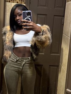 Chill Fall Outfits Black Women, Jeans And Heels Outfit, Winter Birthday Outfit, Jeans Heels Outfit, Mirror Pictures, Leather Pants Outfit, Effortlessly Chic Outfits, Lazy Day Outfits