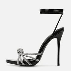 Type de sandale: Cross-Strap





 Matériau supérieur : PU




 
Matériau de la semelle extérieure : Caoutchouc





 Type de compteur arrière : sangle de cheville 





 Type de motif : Solide Glitter High Heels, Silver High Heels, Cross Straps, Black Silver, Ankle Strap, Black Color, Silver Gold, High Heels, Lace Up