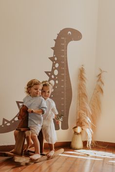 Hölzerne Wandkunst für ein Baby- und Kinderzimmer Messlatte aus Holz Holz Höhenmesser 🎇 Der hölzerne Wachstumstabellenaufkleber ist so süß und perfekt, um die Größe Ihrer Kinder zu markieren. Sie können leicht festhalten, wie Ihr Kleines wächst und immer höher wird. Dieses Maßband aus Holz ist schlicht, aber stilvoll und passt in jedes Kinderzimmer👧👦. Nach Jahren des Gebrauchs bleibt es in einem guten Zustand.😉 Bleiben Sie mit dieser Dinosaurier-Wachstumstabelle im Moment zusammen, während I Dinosaur Theme Bedroom, Wood Growth Chart, Wooden Height Chart, Beige Nursery, Growth Chart Wood, Wooden Growth Chart, Boy Nursery Themes, Wall Art Wood, Height Chart