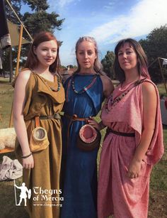 Anglo Saxon Clothing, Celtic Dress, Hang Bags, Celtic Clothing, Aged Clothing, Temple Dress, Medieval Woman, Rome Antique, Celtic Woman