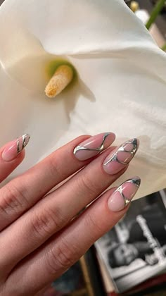 Metallic Nails Design, Unghie Sfumate, Chrome Nails Designs, Metallic Nails, Silver Nails, Minimalist Nails, Fire Nails