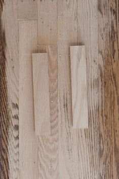 four pieces of wood are laying on the floor