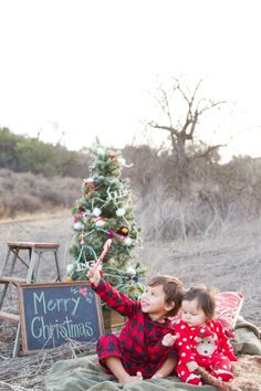 Family Christmas by Kylie Chevalier Photography - Inspired By This Sibling Christmas Pictures Outdoor, Christmas Pictures Friends, Outdoor Christmas Photos, Christmas Mini Shoot, Christmas Couple Pictures, Christmas Pictures Outfits, Holiday Pics, Xmas Pictures