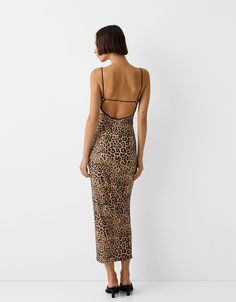 Animal print midi dress - Dresses - BSK Teen | Bershka Vestido Zara Animal Print, Knee-length Printed Sundress, Evening Floral Print Midi Dress, Printed Midi Dress For Day Out, Chic Floral Print Midi Dress For Date Night, Summer Midi Dress With Graphic Print, Casual Floral Print Midi Slip Dress, Summer Graphic Print Midi Dress, Casual Midi Length Slip Dress With Floral Print