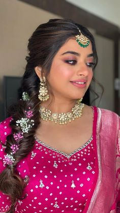 Chotlo Hairstyles Girl For Wedding, Hairstyles For Baarat, Side Loose Braid Wedding, Tikka Hairstyle Braid, Front Braid Hairstyles Indian Wedding, Front Hairstyles Wedding Indian Traditional, Hairstyles To Go With Lehenga, Braided Hairstyles For Haldi, Hair Styles For House Warming Ceremony