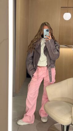 Pink Pants Outfit Aesthetic, Pink Trousers Outfit Casual, Pink Pants Outfit Street Style, Trousers Outfit Aesthetic, Casual Outfits Pink, Oversized Leather Jacket Outfits, Hannah Schonberg, Pink Trousers Outfit, Pink Pants Outfit