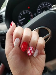 Diy Christmas Nail Designs, Christmas Nails Diy, Holiday Nails Winter, Holiday Nails Christmas, Candy Cane Nails, Holiday Nail Designs, Cute Christmas Nails, Christmas Nails Easy, Christmas Gel Nails