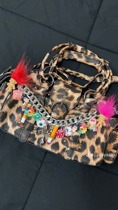 Y2k Handbag, Purse Decorations, My Style Bags, Bratz Inspired Outfits, Birthday Fits, Girly Bags, Luxury Purses, Pretty Bags