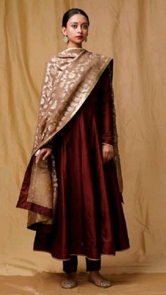 Banarsi Dupatta Suits, Banarsi Dupatta Suits Style, Maroon Indian Outfit, Silk Suit Designs Indian, Banarsi Dupatta, Silk Anarkali Suits, Silk Kurti Designs, Chanderi Dupatta, Velvet Dress Designs