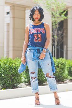 Women Wearing Jerseys, Jeans And Jersey Outfits, Jersey Party Outfit College, Sports Jersey Outfit Women, Jersey Party Outfit, Courtside Outfit, Football Jersey Outfit Women, Basketball Jersey Outfit