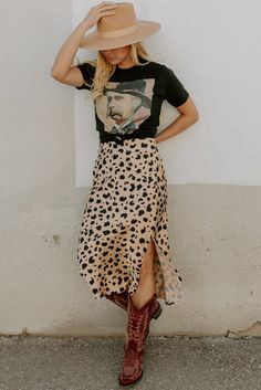 This midi skirt is elegant and stylish People love the wild animal print and western flair The high waist and fit flare style enhance a perfect figure Itâ€™s suitable for both daily and holiday Size Chart (CM) Sizes Waist Hem_Width Length Hip Relax Relax Relax Relax S 70 137 78 94 M 76 143 79 100 L 82 149 80 106 XL 90 157 81 114 Elasticity None Size Chart (INCH) Sizes Waist Hem_Width Length Hip Relax Relax Relax Relax S 27.6 53.9 30.7 37.0 M 29.9 56.3 31.1 39.4 L 32.3 58.7 31.5 41.7 XL 35.4 61.8 Cowgirl Boots With Skirts Outfit, Tshirts And Skirts Outfit, Fancy Western Outfits Dresses, Cute Cowgirl Outfits Summer, Graphic Tee With Skirt Outfit, Nashville Fall Outfits, Cheetah Skirt Outfit, Western Skirt Outfits, Cowgirl Fits