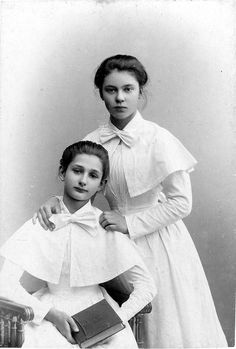 Here is an interesting photo collection of charming vintage portraits of Russian schoolgirls from the 1900s. 20th Century Fashion, Vintage School, Russian Fashion, Cairns