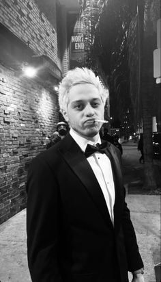 Pete Davidson Black And White, Pete Davidson Aesthetic Wallpaper, Pete Davidson Wallpaper, Pete Davidson Aesthetic, Pete Davison, Pete Davidson, Ideal Boyfriend, Hate Men, Emo Boys