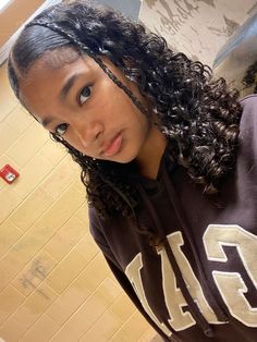 Curly Clean Girl, Curly Hair Clean Girl, Hairstyle For Layered Hair Easy, Clean Girl Curly Hair, Clean Girl Curly Hairstyle, Clean Girl Hairstyles Curly Hair, Clean Girl Hairstyle