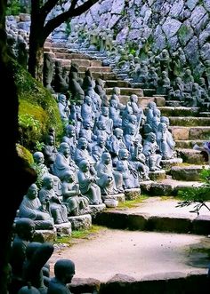 there are many buddha statues on the steps