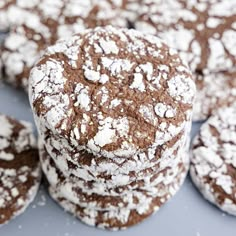 chocolate crinkle cookies with powdered sugar on top are arranged in a circle