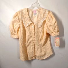 Vintage - Joni Girl - Peach Colored - Button Up Top - Girls Size Large - Nwt -. Chest 15" - Length 20" - Has Floral Print And Still Has Tags On It Any Questions Feel Free To Ask Reasonable Offers Considered Thanks And Have A Nice Day Cute Yellow Spring Blouse, Cute Yellow Fitted Blouse, Cute Cream Cotton Blouse, Cute Tops For Daywear, Cream Cotton Blouse Cute Style, Cute Peter Pan Collar Top For Spring, Spring Cute Blouse With Buttons, Vintage Peach Tops For Spring, Cute Cream Blouse For Spring