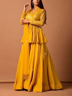 Beautiful bridal mehndi outfits ideas 2022😍😍 Dress For Haldi Function, Haldi Function Dress, Haldi Dress Ideas, Mayon Dresses, Function Dress, Haldi Dress, Haldi Function, Haldi Outfits, Function Dresses