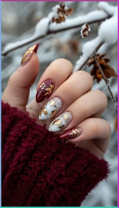 Red Nails With Christmas Design, Fall/christmas Nails, Nail Art Christmas Designs, Red Manicure Ideas, Christmas Naildesign, Winter Gel Nails, Christmas Nail Designs Holiday, Classy Nail Art Ideas, Festive Nail Designs