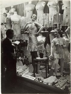 Window display in Paris, around 1920 Paris 1920s, Berenice Abbott, 1920's Fashion, Lingerie Vintage, Paris Vintage, Moda Paris, Roaring 20's, Paris Photo, Dress Forms