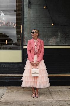 12 Perfect Outfits That Show How To Rock A Tulle Skirt - Pretty Designs Tulle Layered Skirt, Style Victoria Beckham, Outfit Rosa, Tule Rok, Gonna In Tulle, Blair Eadie, Turtleneck Outfit, Atlantic Pacific, Winter Skirt Outfit