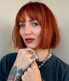 Wispy Blunt Bob Crop ja otsatukka Uneven Bangs, Bob With Fringe Bangs, Red Bob Hair, Long Bob With Bangs, Bob Haircuts With Bangs, Bangs Ideas, Short Bobs With Bangs, Trendy Bob Hairstyles, Choppy Bob Haircuts