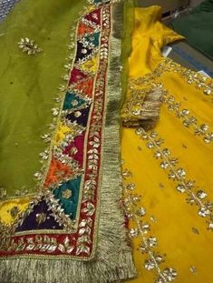 Chatapati Gharara Pakistani Bridal, Chatapati Gharara, Duptta Design, Duppattas Designs Ideas, Books Embroidery, Hoops Embroidery, Painted Dupatta, Embroidery Books, Gift Embroidery