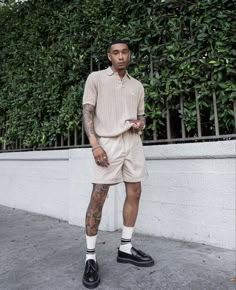 Loafers Outfit Men Summer, Docmart Style Men, Men’s Shorts Outfits 2023, Men’s White Shorts Outfit, Summer Fits Men Streetwear Shorts, Men’s Loafers Shorts Outfit, Dr Martens Men Outfit, Men’s Shorts Streetwear, Minimalist Fashion Men