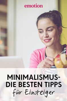 a woman sitting in front of a laptop computer with the words minimalismus - die besten tips fur entreiger